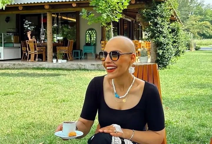 Saçını kazıtan eşinin desteği ile meme kanserini yendi