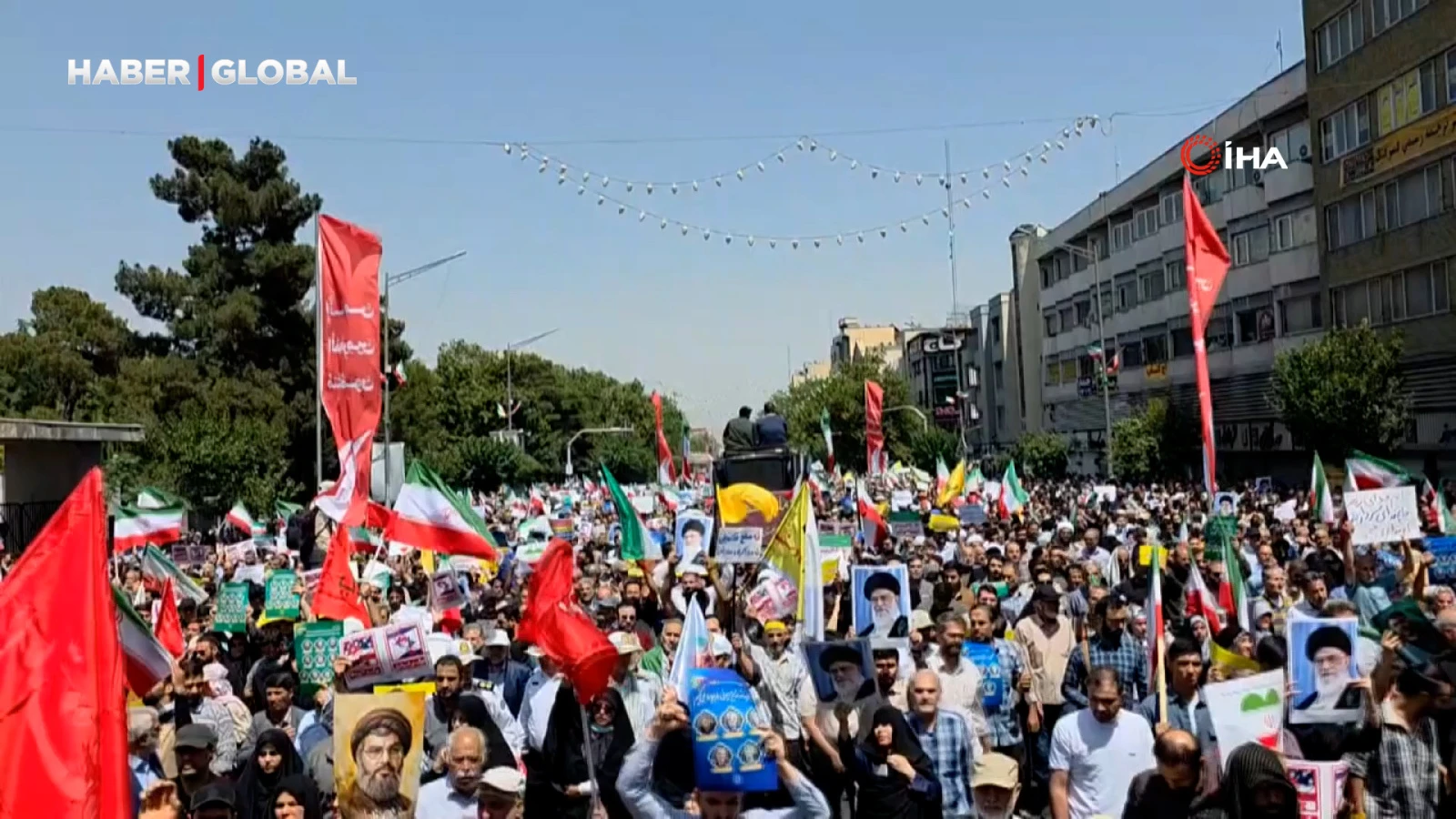 İran'da yüzbinler sokaklara döküldü: "Nükleer silah hakkımız"