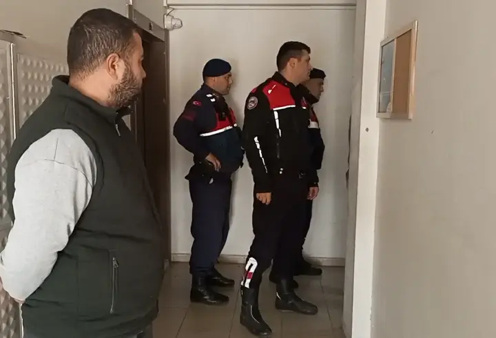 Firari hükümlü kapıyı açmayınca, jandarma çilingir vasıtasıyla içeri girdi