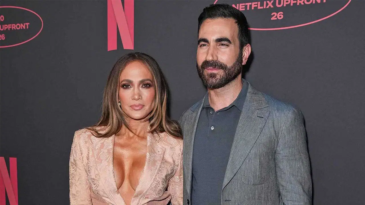 Jennifer Lopez Yeni Bir Aşka Yelken Açtı: Rol Arkadaşı Brett Goldstein İle İlişki Yaşıyor