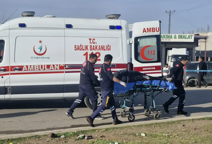 Diyarbakır'da 3 aracın karıştığı kaza kamerada; 2 ölü, 3 yaralı
