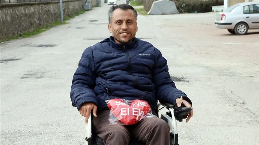 Akülü tekerlekli sandalye sayesinde 25 yıl sonra sokağa tek başına çıkabilecek