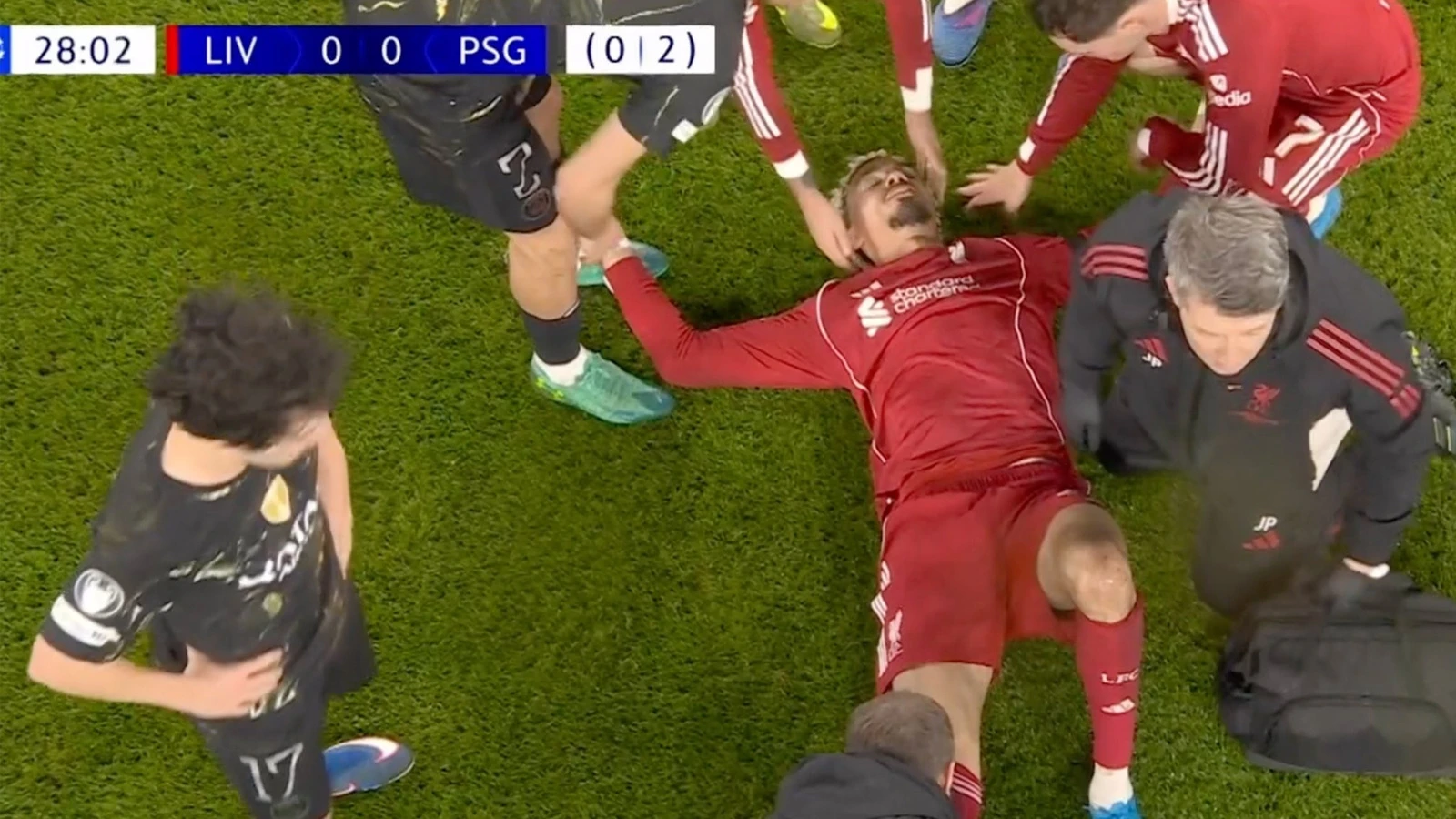 Liverpool'da Hugo Ekitike sedyeyle sahayı terk etti