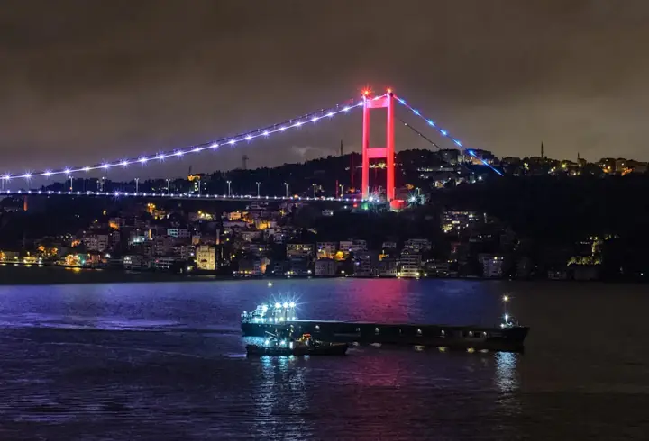 İstanbul Boğazı'nda Gemi Trafiği Geçici Olarak Askıya Alındı
