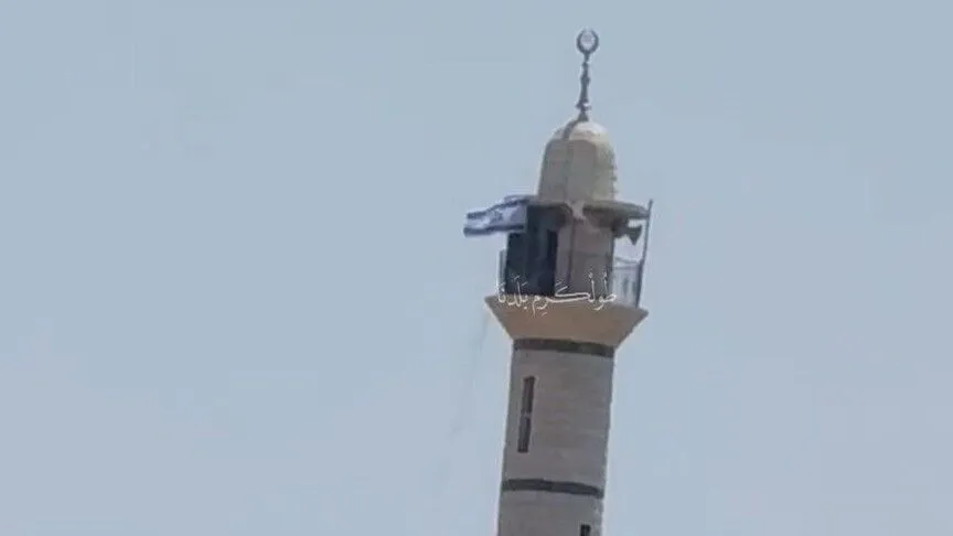 İsrail ordusu, Batı Şeria'da bir caminin minaresine İsrail bayrağı çekti