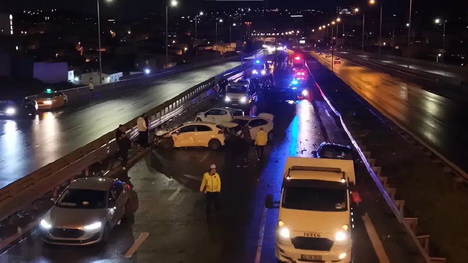 Ataşehir'de 8 araç birbirine girdi, yardım için duranlar da kazaya karıştı
