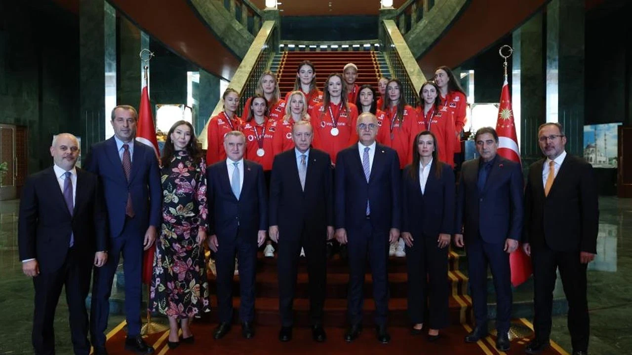 Erdoğan, A Milli Kadın Voleybol Takımı'nı kabul etti