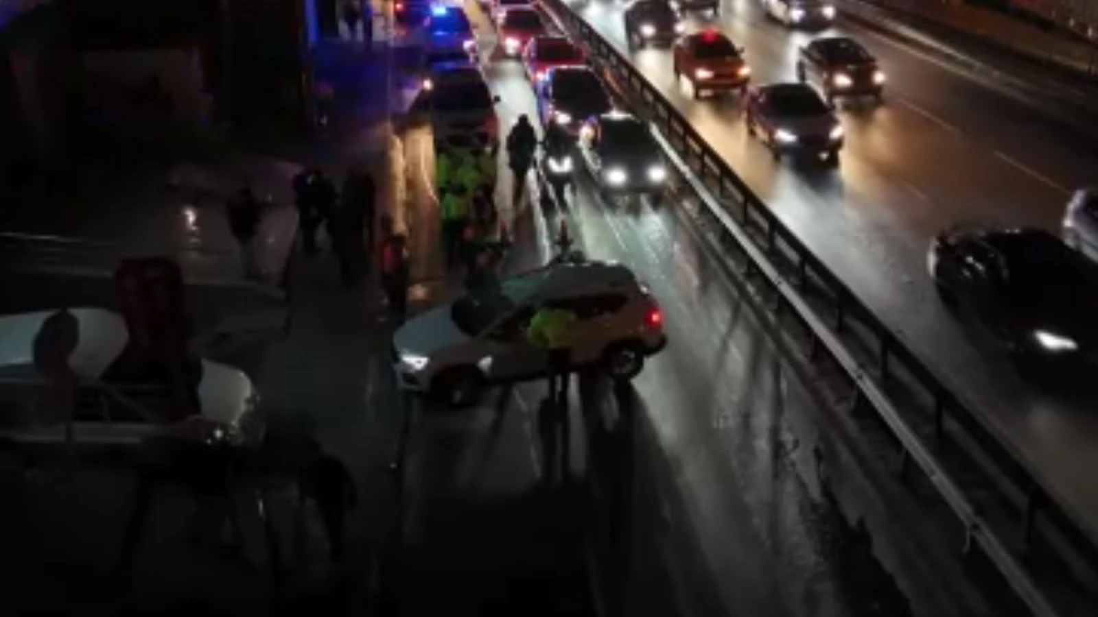 Avcılar'da minibüse çarpan aracın takla atması sonucu 2 kişi yaralandı