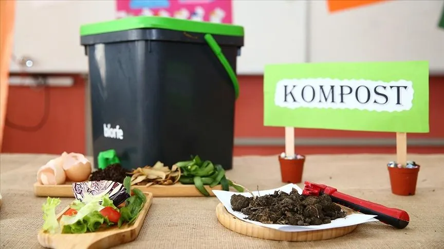 Evlerinden getirdikleri gıda atıklarını okulda gübreye çevirdiler