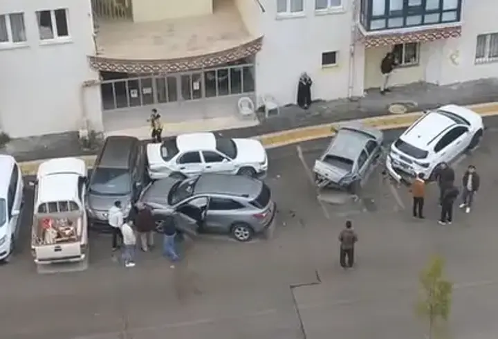 Kontrolden çıkan otomobil park halindeki 5 araca zarar verdi