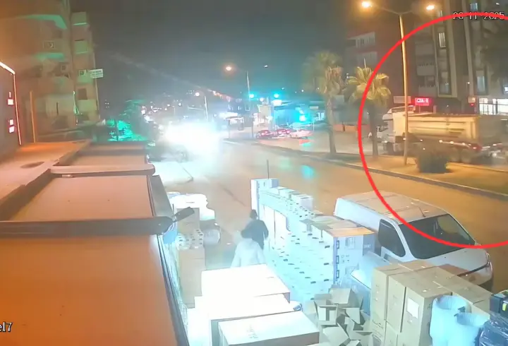 Otomobilin, TIR'a çarptığı kaza kamerada