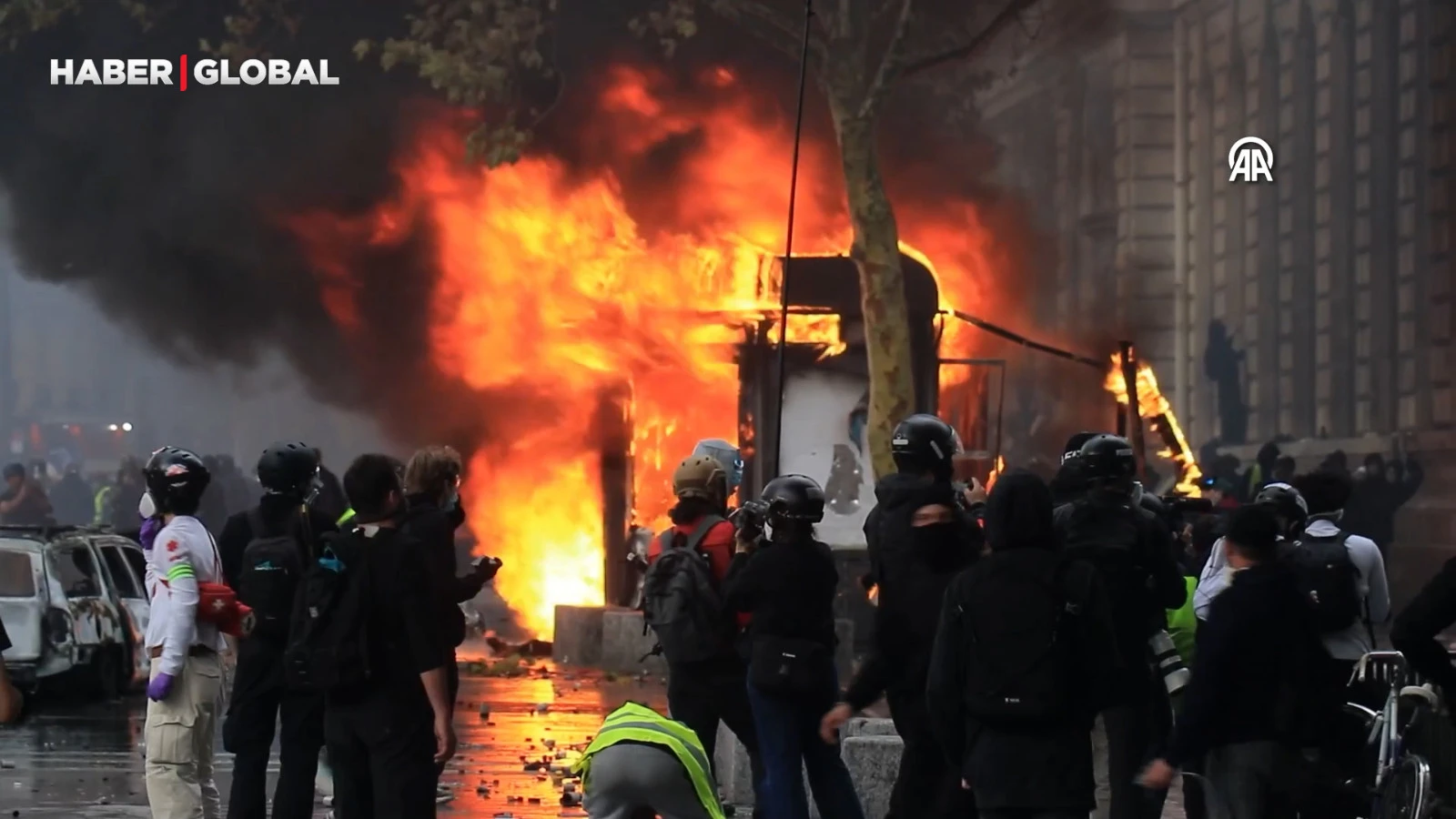 Fransa'da Protesto Dalgası Büyüyor! Liseliler Ve Çiftçiler Sokakta
