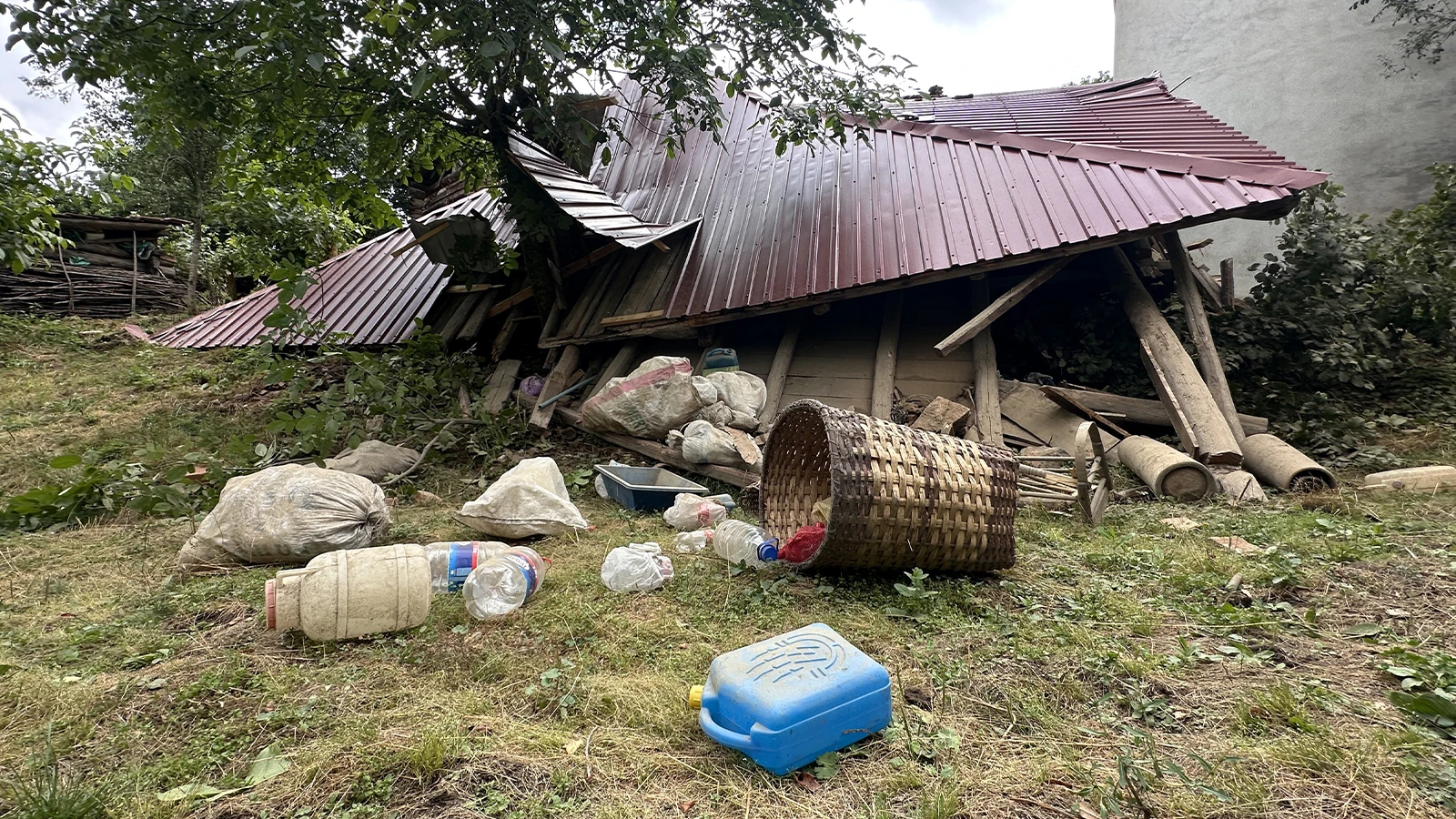 Kastamonu'da ahşap ev tadilat sırasında çöktü: 5 yaralı
