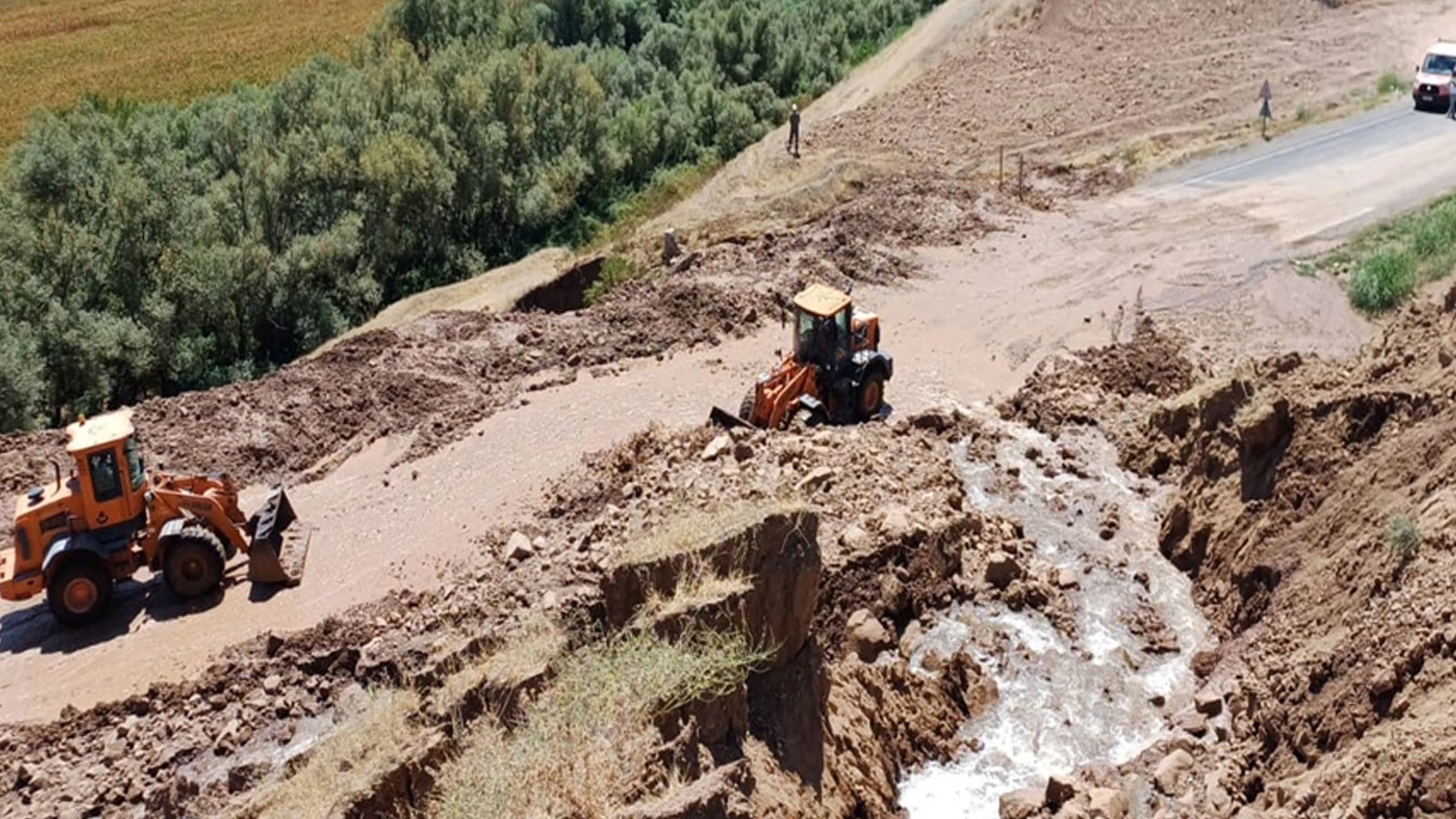 Sulama kanalından akan su ve çamur, yolu kapattı
