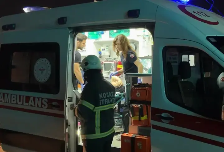 Hafif ticari araç yol ayrımındaki bariyere çarptı; 2 yaralı