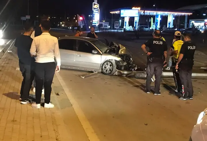 Otomobil, aydınlatma direğine çarptı:1 yaralı