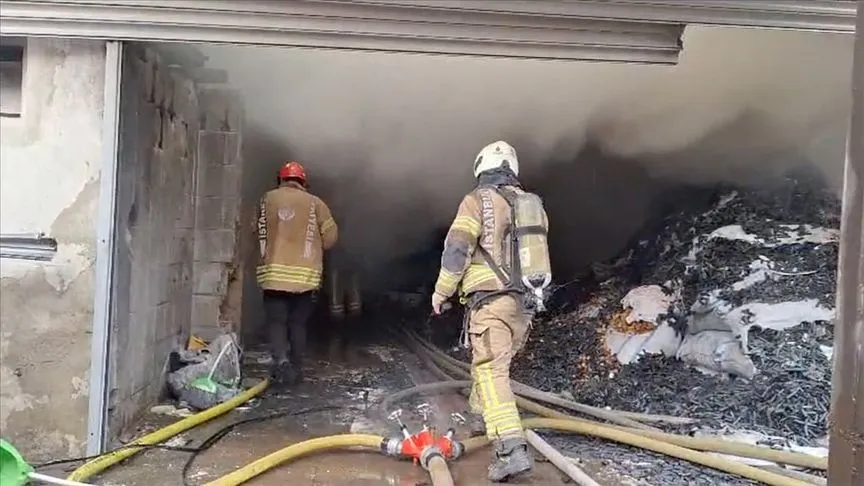 Bakırköy'de 2 katlı etiket fabrikasında çıkan yangın söndürüldü