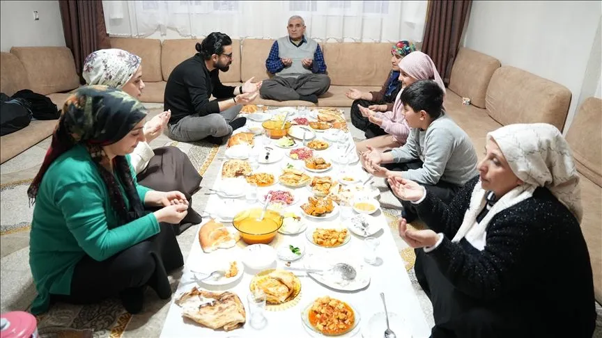 Akşam ezanının en erken okunduğu yerlerden Şemdinli'de ilk iftar yapıldı