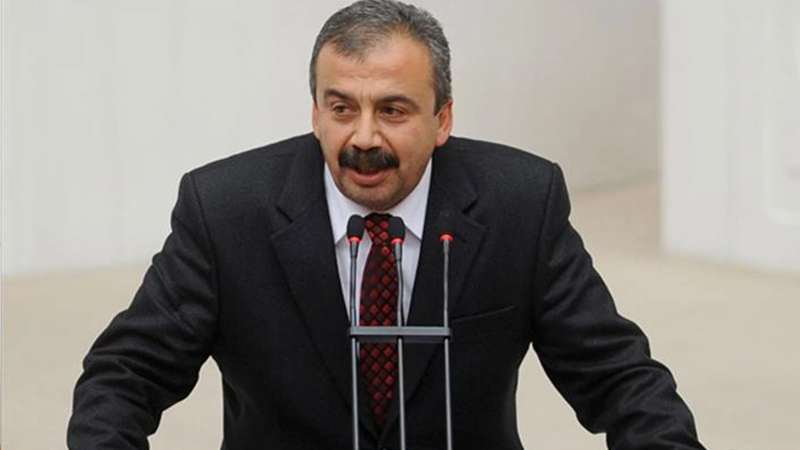 Siyasilerden Sırrı Süreyya Önder için geçmiş olsun mesajı!