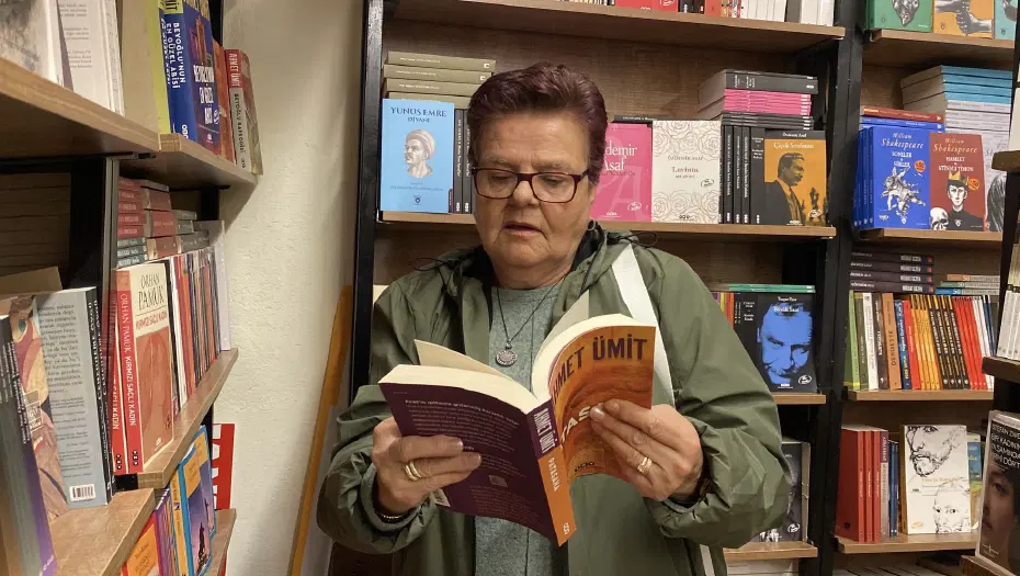 Tek gözü görmüyor ama her gün 300 sayfa kitap okuyor