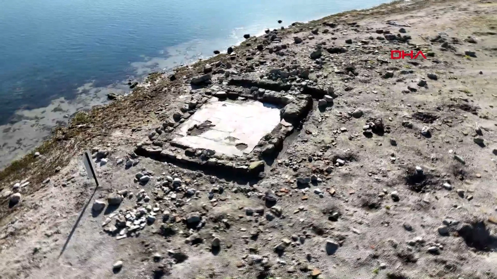 Sular çekildi, Sapanca Gölü'nde tarihi yapı görünür hale geldi