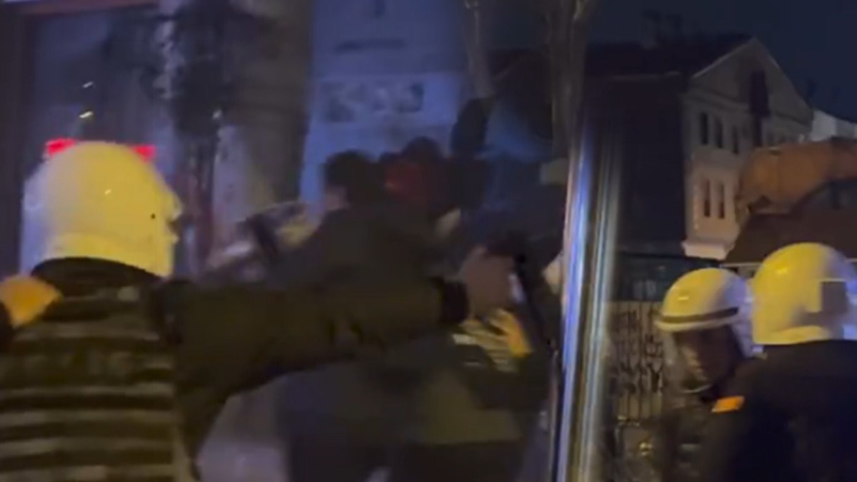 Polis şiddeti polisi bile isyan ettirdi! Bu görüntüler geceye damga vurdu