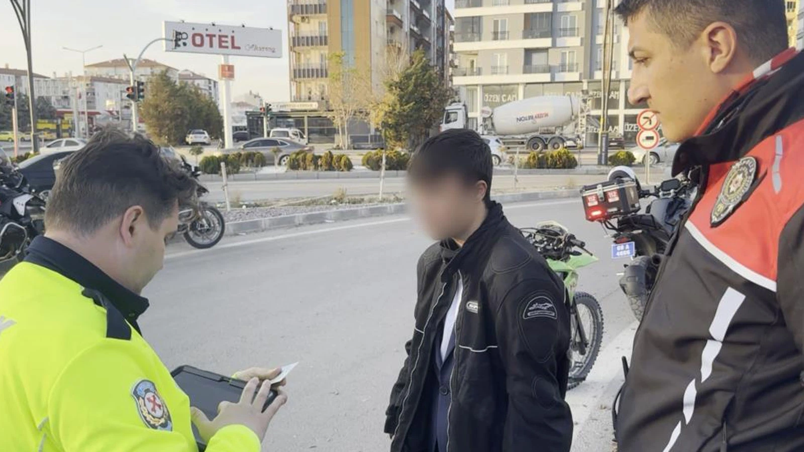 Plakasını bezle kapatan 15 yaşındaki sürücüye 45 bin 746 lira ceza