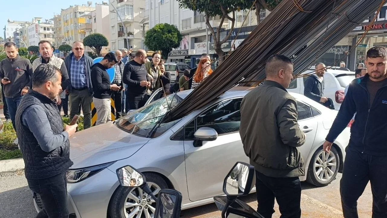 Korku filmi gibi kaza: İnşaat demirleri otomobile saplandı