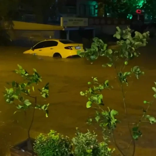 Yalova'yı sağanak vurdu: Dereler taştı araçlar suda sürüklendi