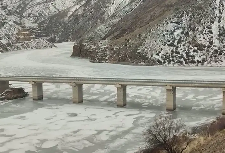 Türkiye'nin en hızlı akan nehri buz tuttu