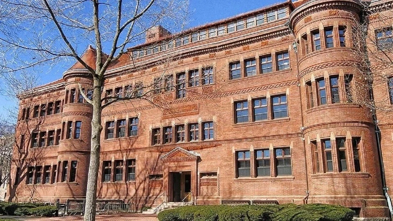 Harvard Üniversitesi'ne federal fon engeli için resmi süreç başlatıldı