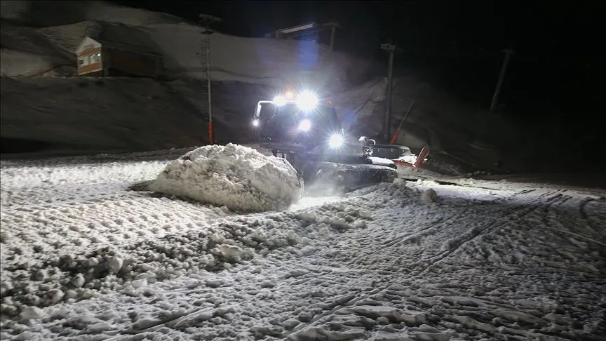 Depolanan kar ve suni karlamayla Palandöken'de kayak heyecanı başlıyor