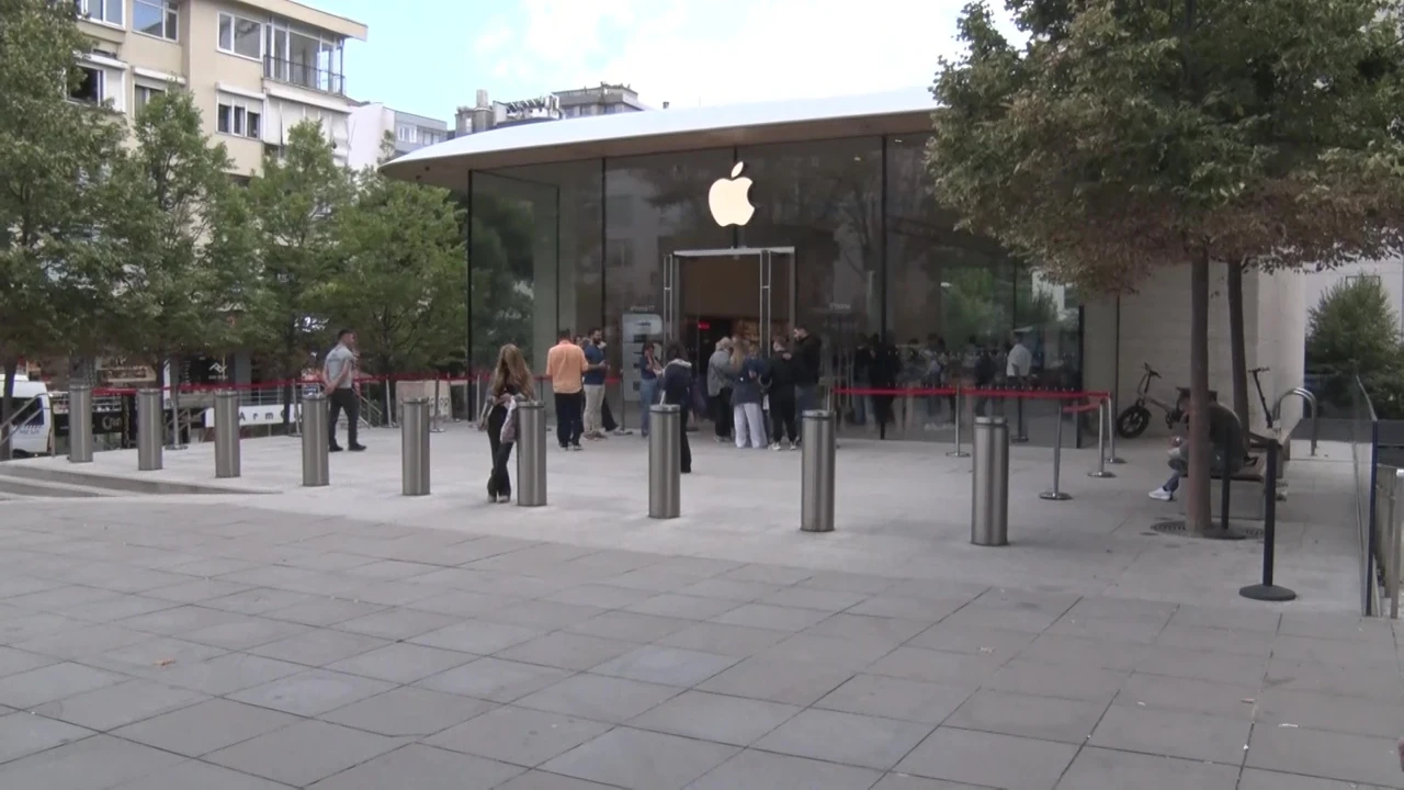 iPhone 17 bugün satışa çıktı, Apple mağazalarında geçen yılki yoğunluk yok