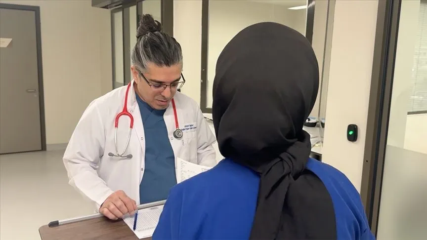12 kardeşinden üçüyle aynı mesleği paylaşan Doç. Dr. Yaman, çocuklara şifa dağıtıyor