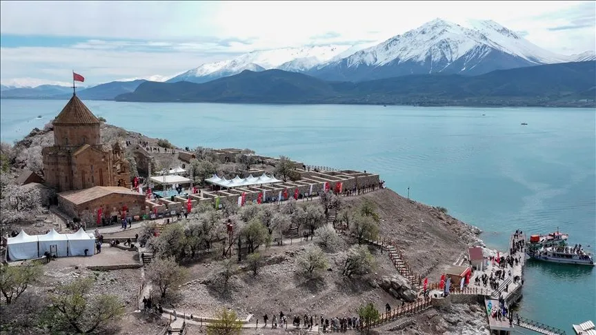Van'da "3. Akdamar Adası Badem Çiçeği Festivali" başladı 