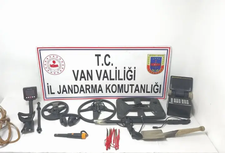 Van'da kaçak kazı yapan 3 kişi suçüstü yakalandı