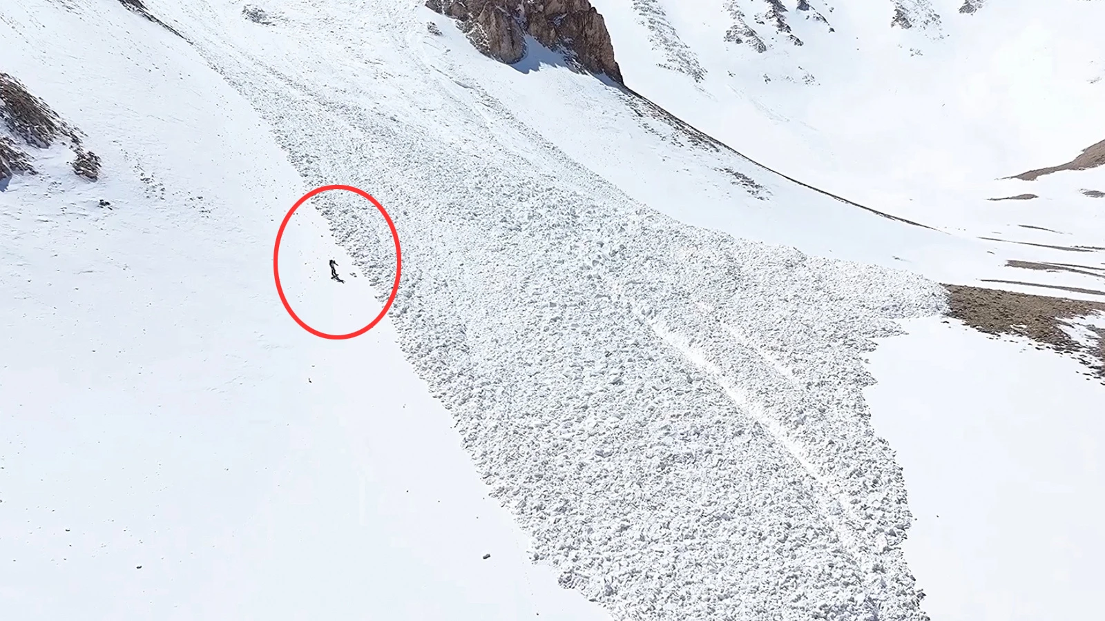 Van'da inanılmaz kurtuluş! Çığ altında kaldı, 60 metre sürüklendi