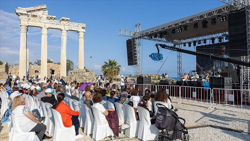 Apollon Tapınağı'nda Girit ve Türk müzikleri seslendirildi