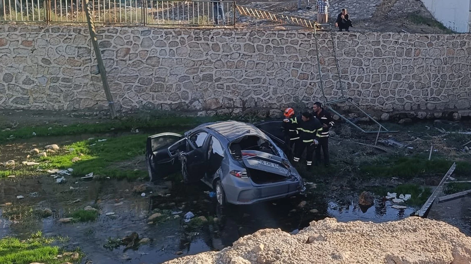 Mardin'de otomobil dere yatağına devrildi: 1 ölü, 2 yaralı