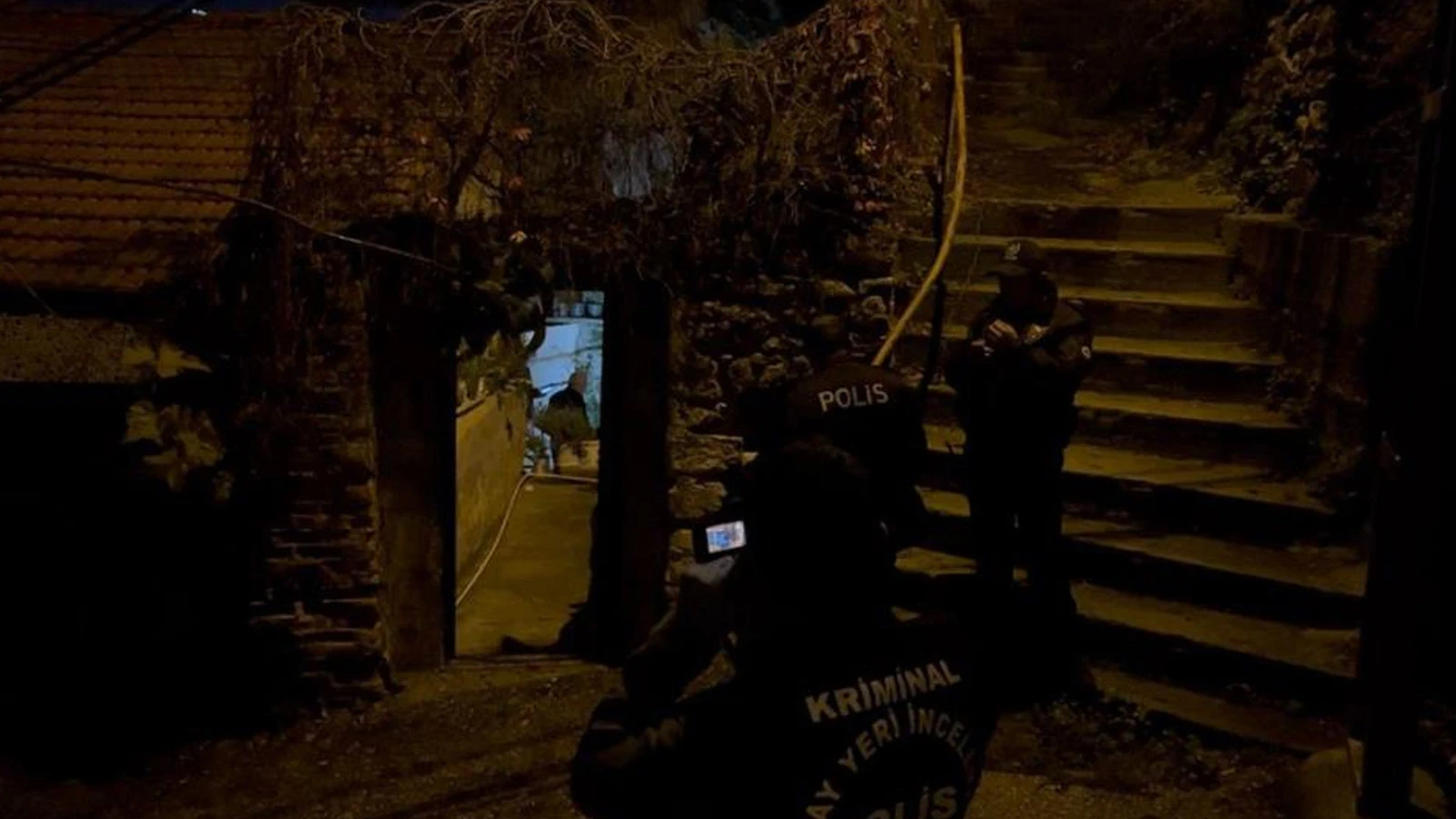 Bursa'da akılalmaz olay! Evinin bahçesine çıkan kadın cesetle karşılaştı