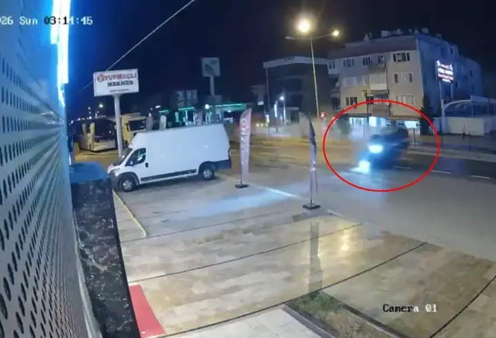 Takla atan otomobil, üst geçidin merdivenlerine çarptı; 2 yaralı
