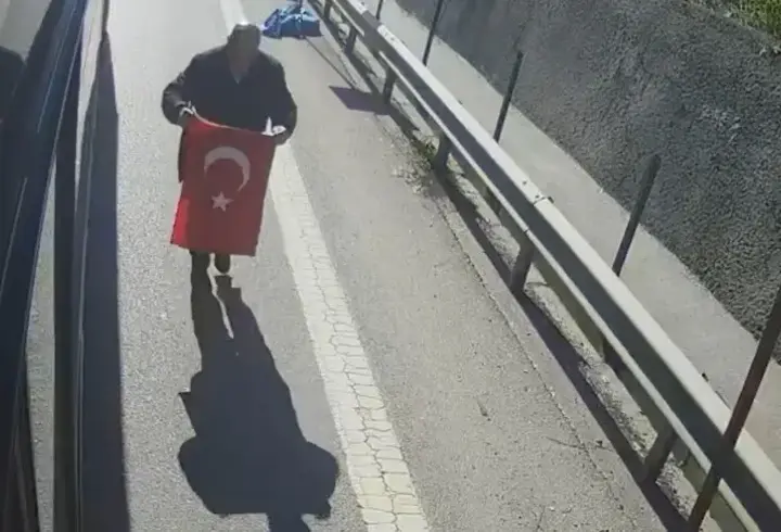 Yerdeki bayrağı görünce durdu: Şoförden alkışlanacak davranış