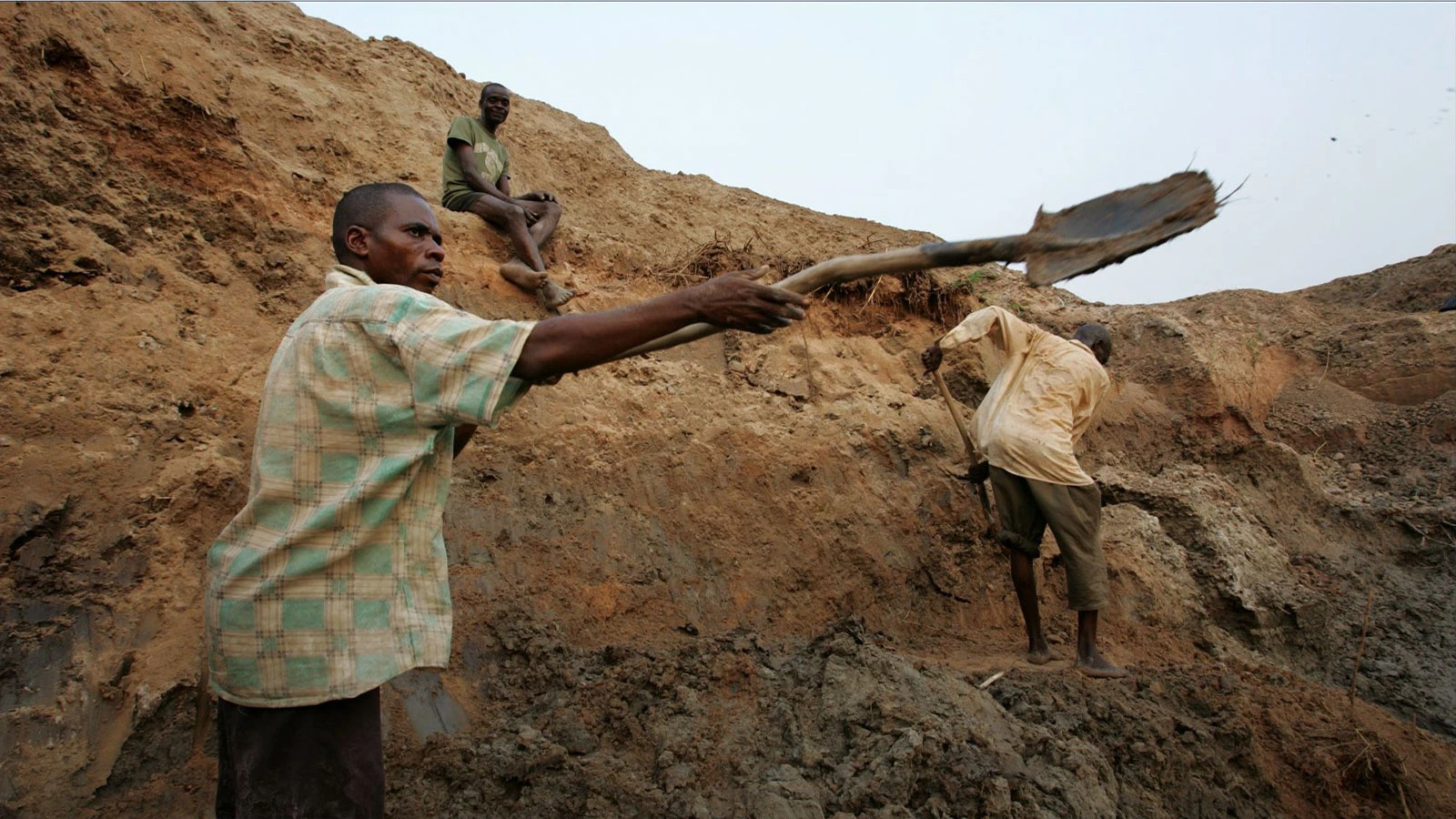 Afrika’yı sömürmenin kılıfı, maden karşılığı sağlık yardımı
