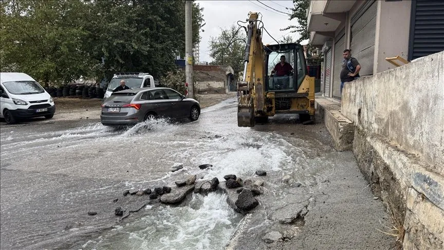 İzmir'de patlayan su borusunun onarılmamasına mahalleliden tepki
