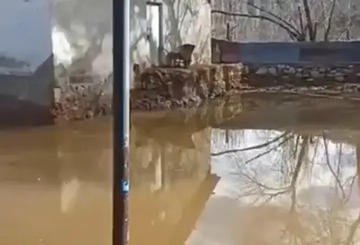 Derenin taştığı köyde ev ve ahırları su bastı