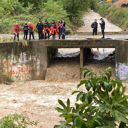 Kocaeli'de Bir Araç Dereye Düştü: Kayıp Olduğu Değerlendirilen Kişi Aranıyor