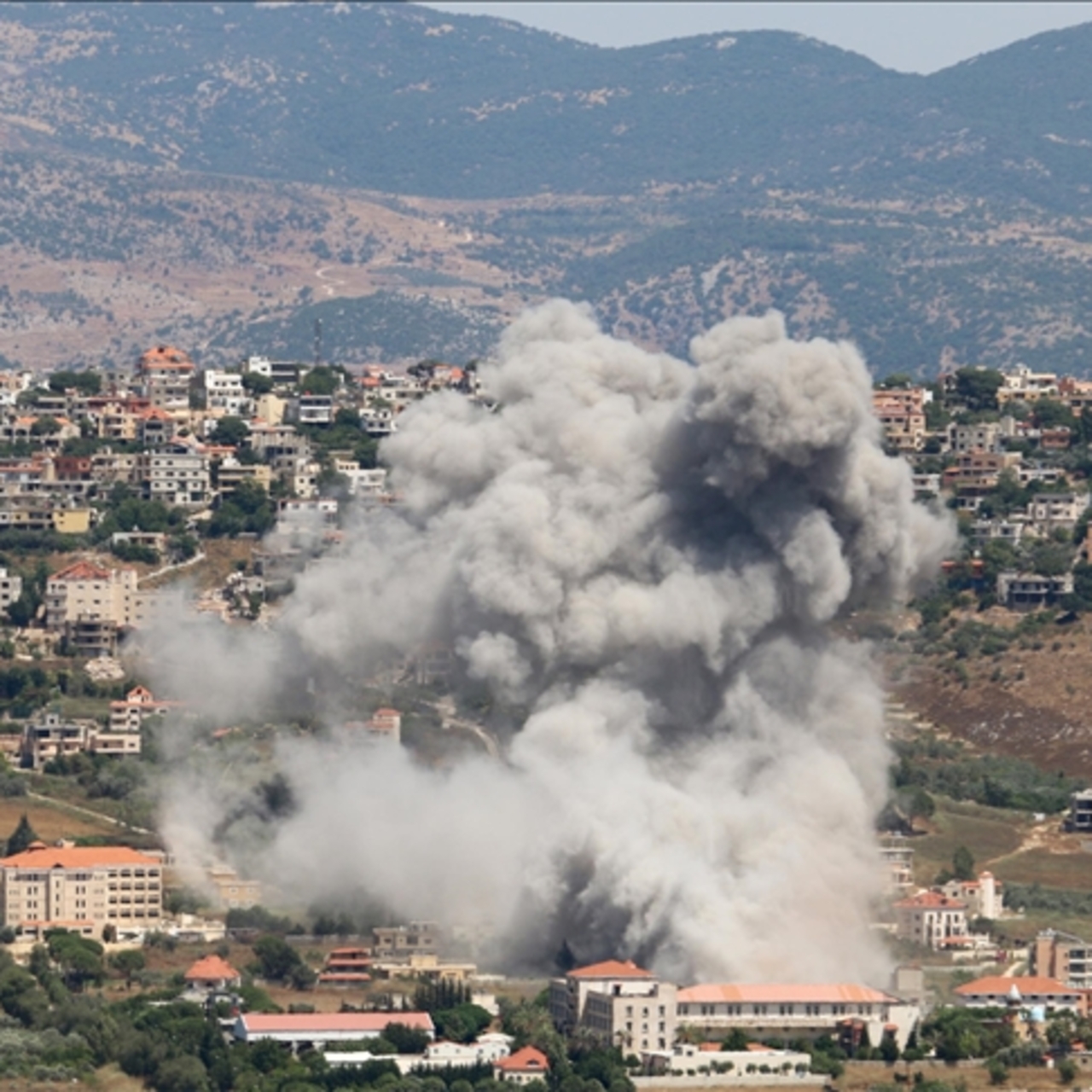 İsrail ordusundan Lübnan'ın güneyine hava saldırısı