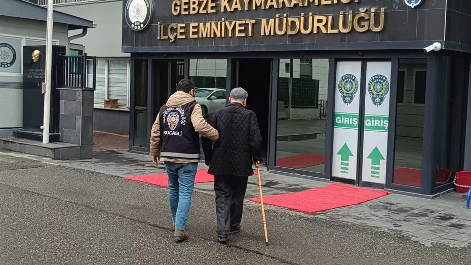 Dolandırıcılıktan aranıyordu. Emniyete bastonuyla götürüldü