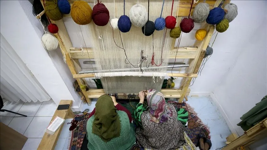 Halısı ile meşhur ilçede kadınlar 30 yıl sonra yeniden tezgah başına geçti