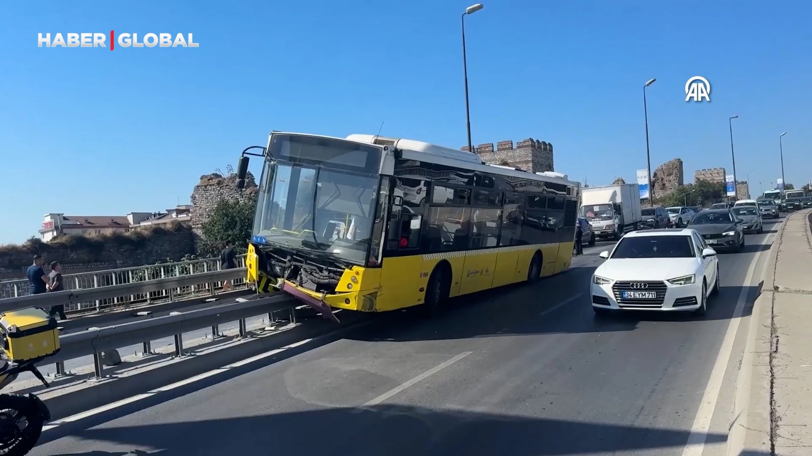 Fatih'te seyir halindeki İETT otobüsü çelik bariyerlerde asılı kaldı